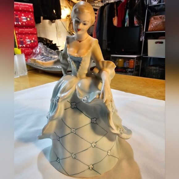 Vintage Romanian Curtsy Porcelain Lady Figurine - Picture 2 of 11